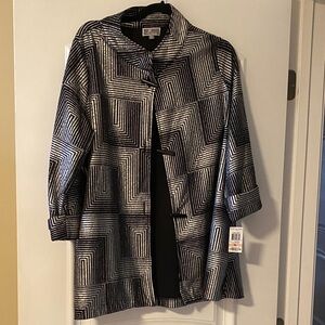 JM Collection Black and White Geometric Cape